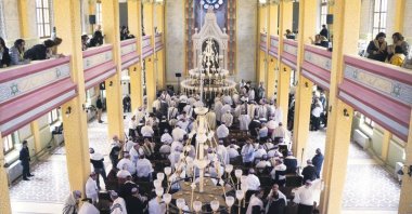 Members of the Jewish community gathered at the synagogue for a religious service prior to the official opening ceremony, in Edirne, northwestern Turkey, Mar. 27, 2015. (AA PHOTO) 