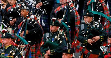 Pipers from the Edinburgh Military Tattoo Massed Pipes and Drums perform during the Edinburgh Fringe Festival parade in Holyrood Park in Edinburgh, Scotland, Aug. 9, 2009. (REUTERS)