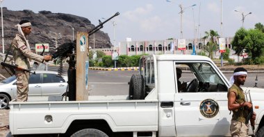 Members of the separatist Southern Transitional Council (STC) man a checkpoint in Aden, Yemen, Oct. 2, 2021. (Reuters Photo)