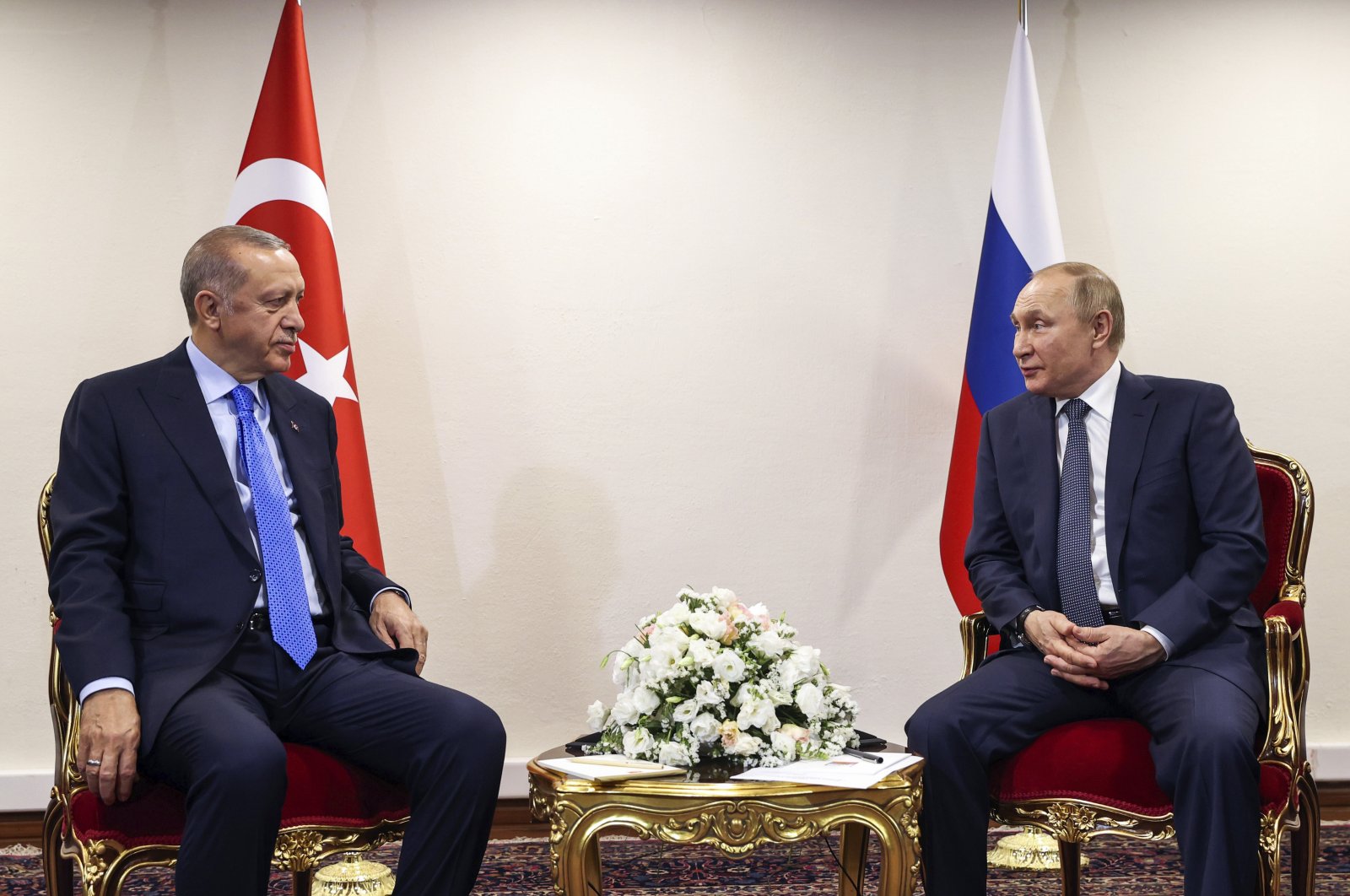President Recep Tayyip Erdoğan (L) talks to Russian President Vladimir Putin during their meeting, in Tehran, Iran, July 19, 2022. (Turkish Presidency via AP)
