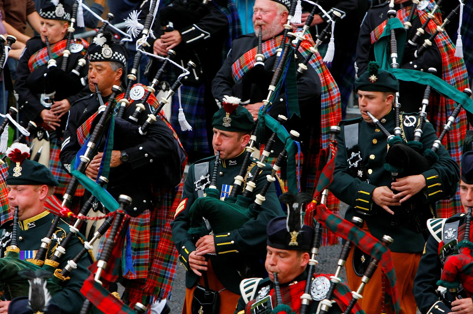 Pipers from the Edinburgh Military Tattoo Massed Pipes and Drums perform during the Edinburgh Fringe Festival parade in Holyrood Park in Edinburgh, Scotland, Aug. 9, 2009. (REUTERS)