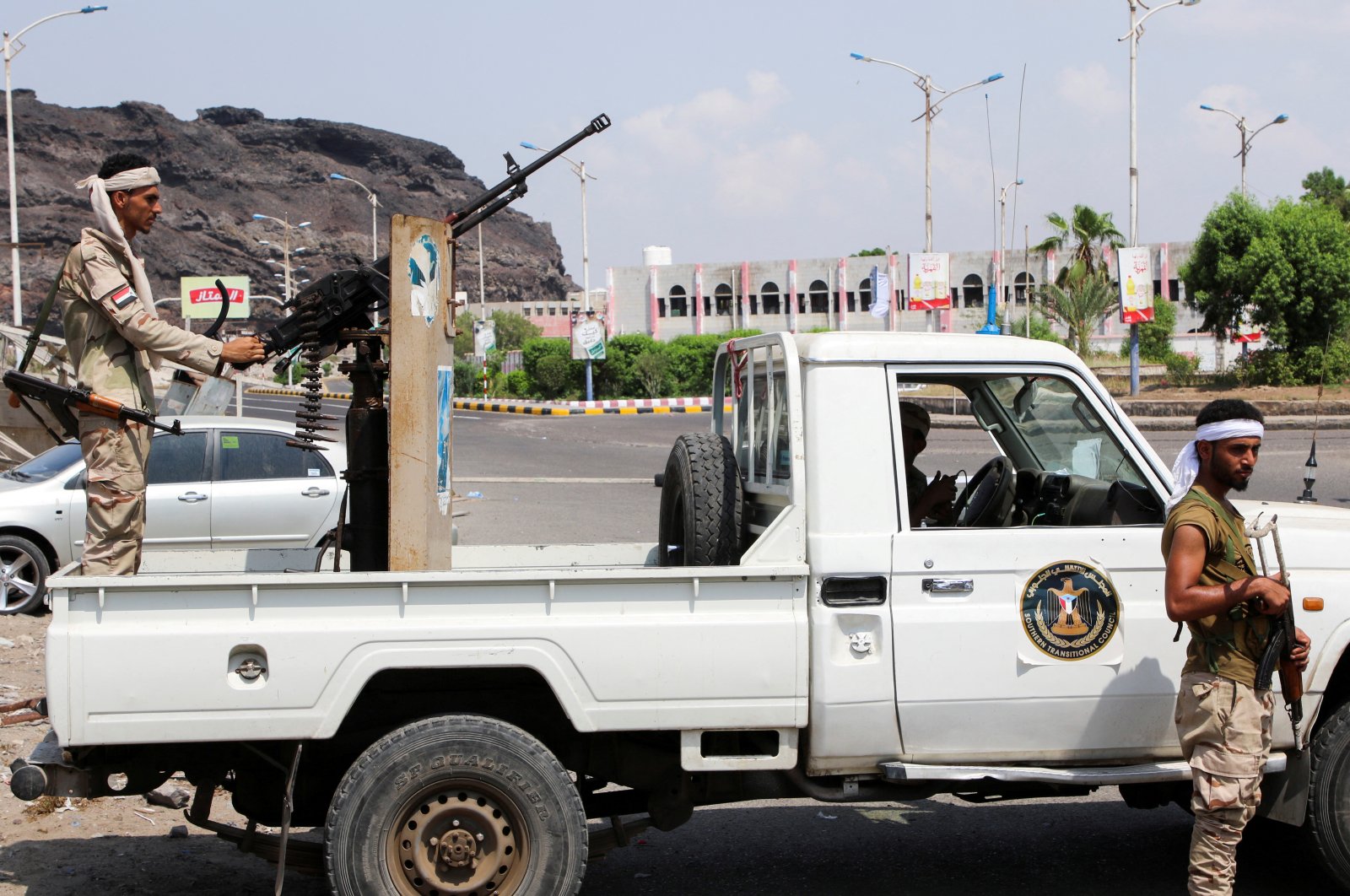 Members of the separatist Southern Transitional Council (STC) man a checkpoint in Aden, Yemen, Oct. 2, 2021. (Reuters Photo)