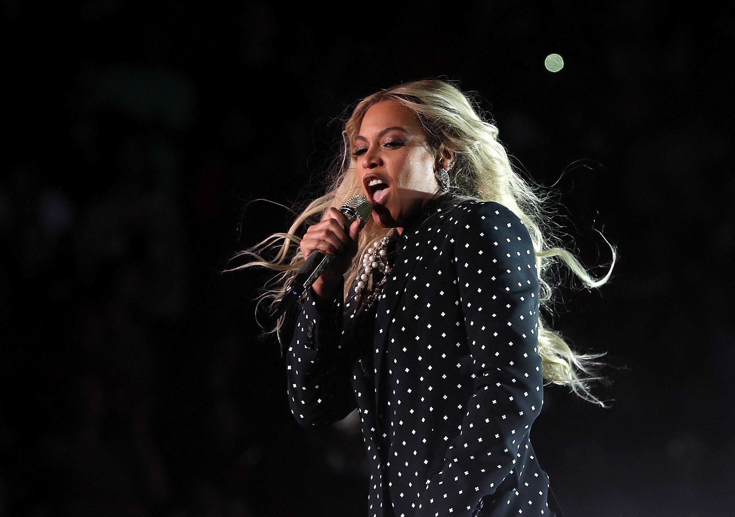 Dalam file foto ini diambil pada 4 November 2016 artis rekaman Beyonce tampil selama konser Get Out The Vote calon presiden dari Partai Demokrat mantan Menteri Luar Negeri Hillary Clinton di Wolstein Center di Cleveland, Ohio.  (AFP)
