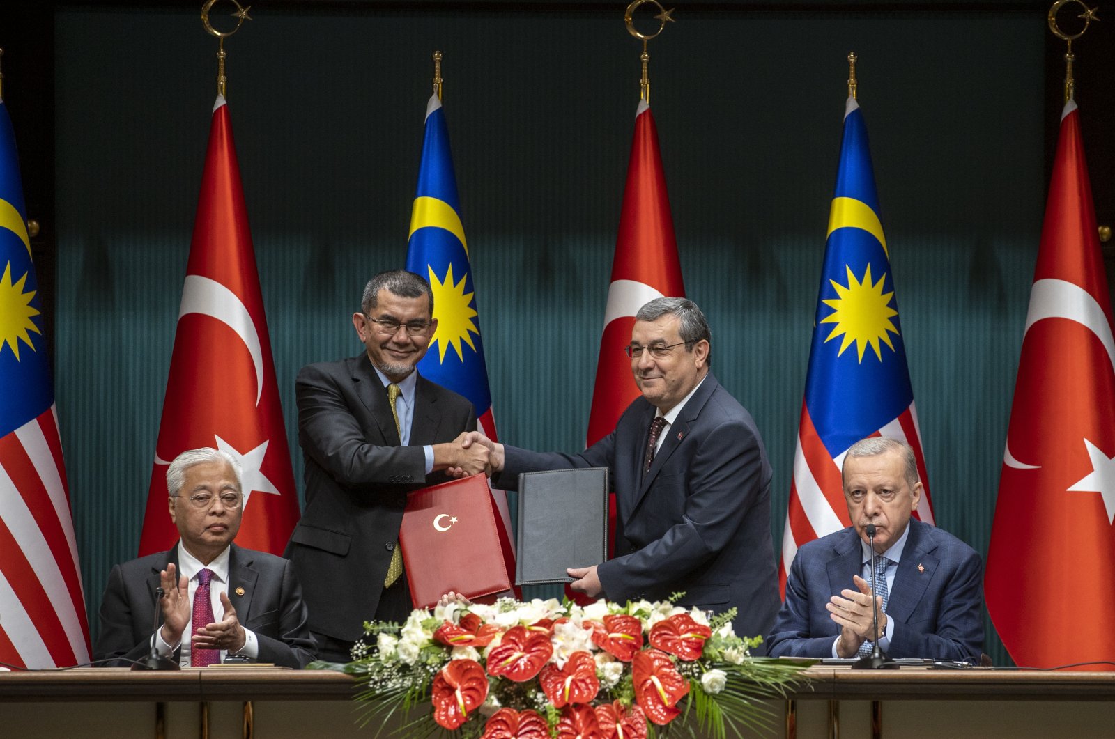 Officials hold cooperation agreements signed during President Recep Tayyip Erdoğan (R) and Malaysian Prime Minister Ismail Sabri Yaakob&#039;s meeting in the capital Ankara, Turkey, July 7, 2022. (AA Photo)