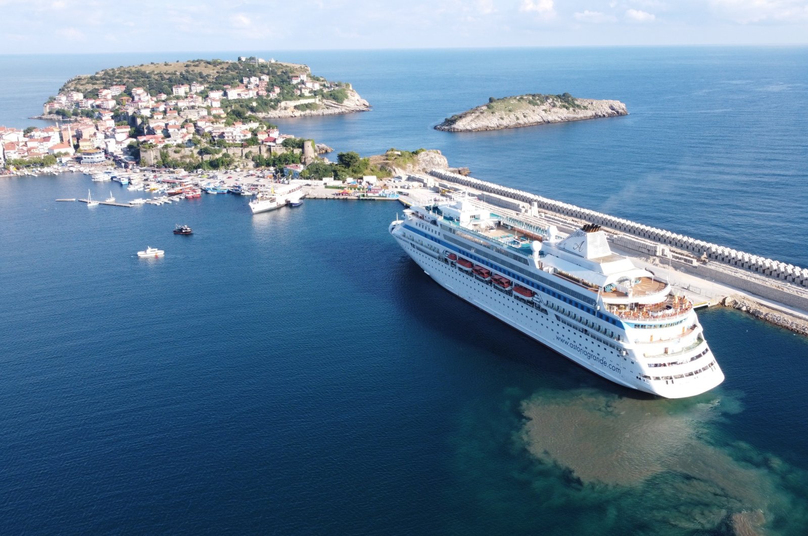First cruise ship anchored at Amasra Harbor, Amasra, Bartın, northern Turkey, Aug. 3, 2022. (IHA Photo)