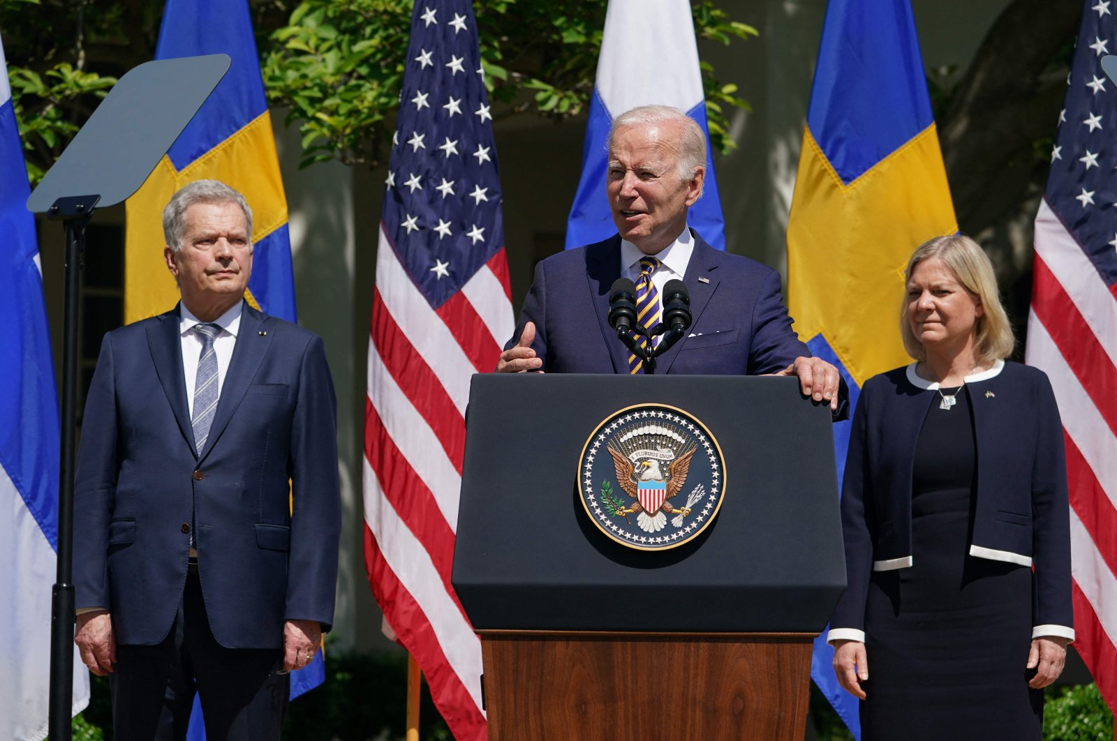 U.S. President Joe Biden (C), flanked by Sweden’s Prime Minister Magdalena Andersson (R) and Finland’s President Sauli Niinistِ, speaks in the Rose Garden following a meeting at the White House in Washington, D.C., May 19, 2022 (AFP Photo)