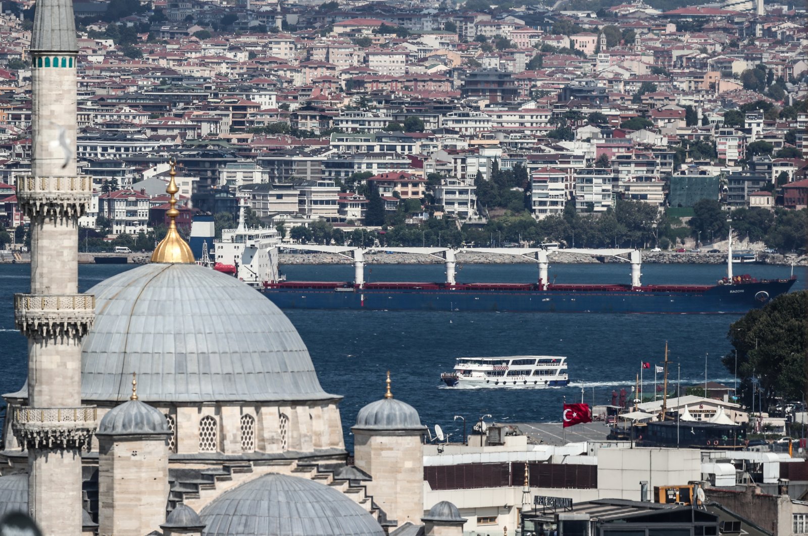 Sierra Leone-flagged cargo ship Razoni, which left the port of Odessa with the first grain shipment for export, sails through the Bosporus after an inspection, with Yeni Mosque in the foreground, in Istanbul, Turkey,  Aug. 3, 2022. (EPA Photo)