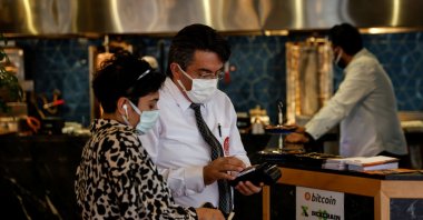 A customer makes a payment for a kebab at a restaurant in Istanbul, Turkey, April 27, 2021. (Reuters Photo)