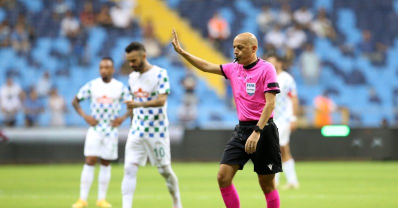 Cüneyt Çakır in action in a match between Adana Demirspor and Çaykur Rizespor, in Adana, southern Turkey, Sept. 18, 2021. (AA PHOTO)