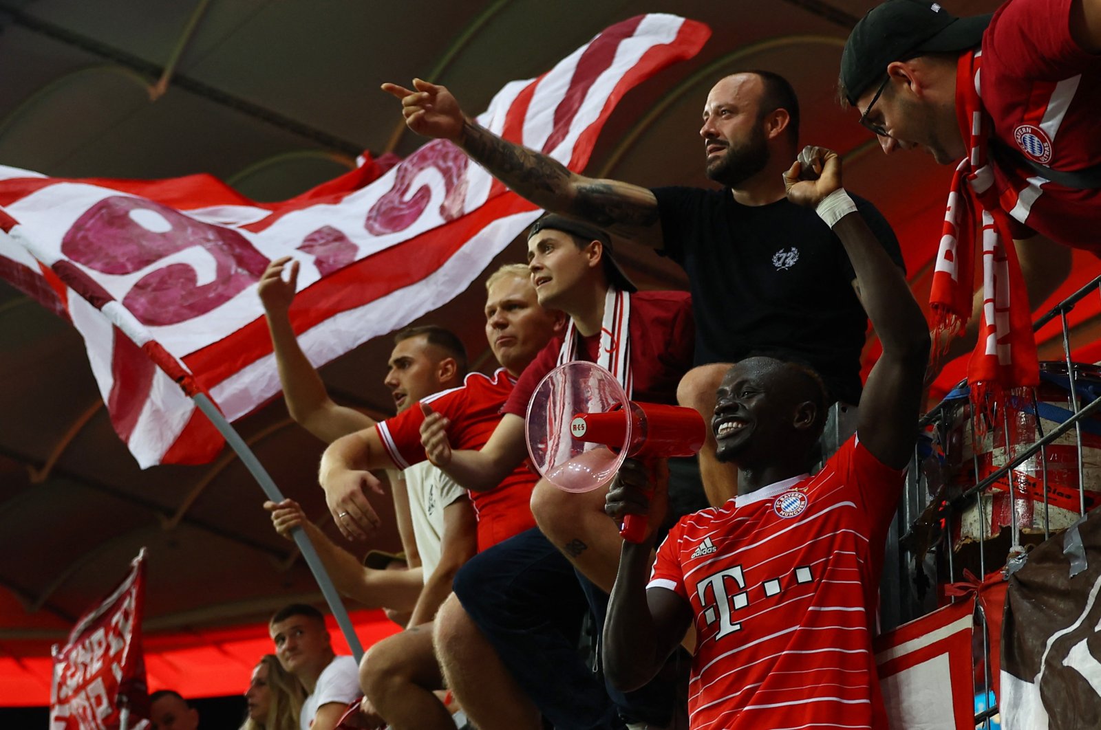 Bayern Munich&#039;s Sadio Mane celebrates with fans after a Bundesliga match against Eintracht Frankfurt, Frankfurt, Germany, Aug. 5, 2022.