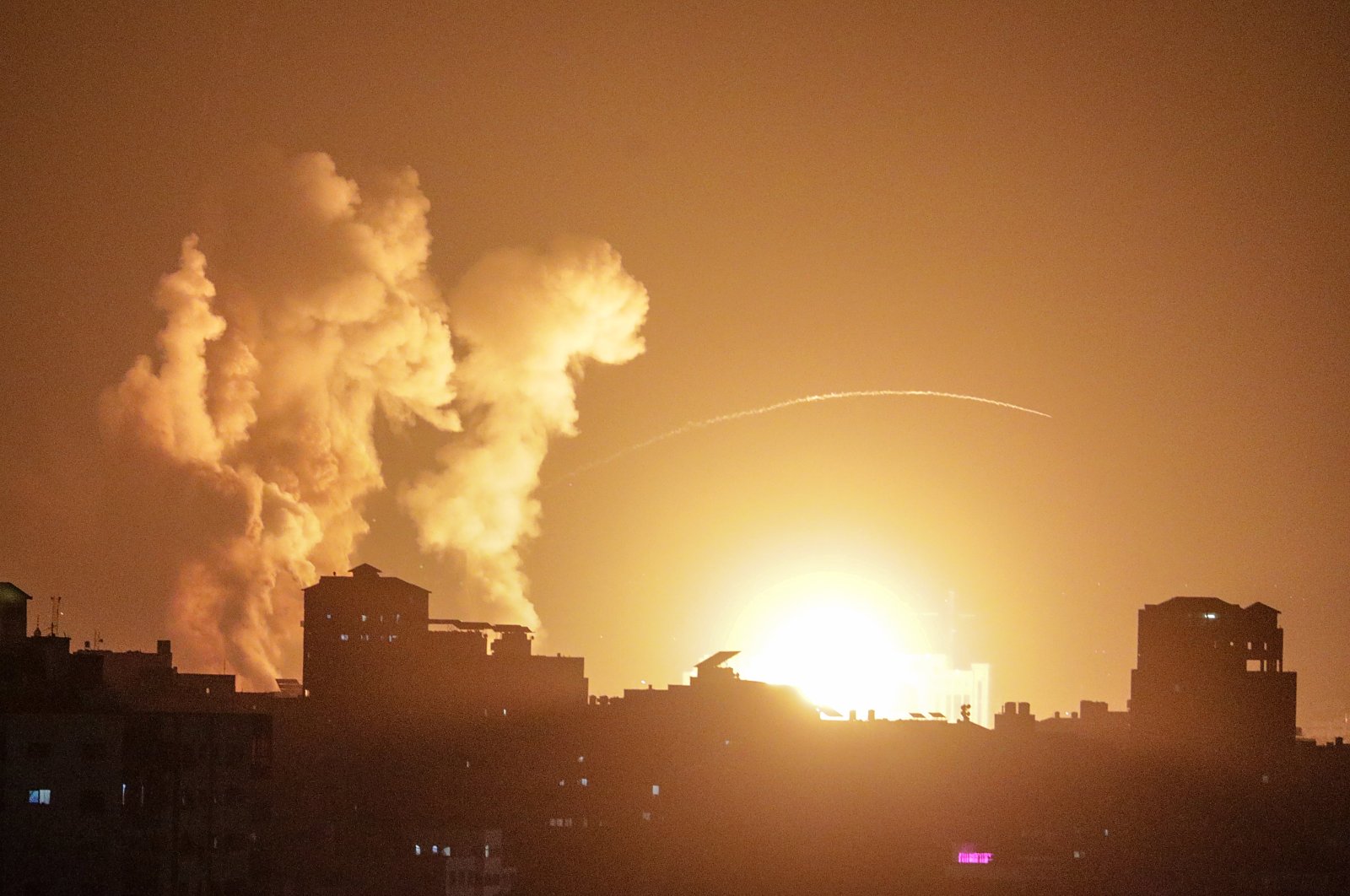 Israel mengatakan operasi Gaza akan berlangsung selama seminggu saat hari kedua dimulai