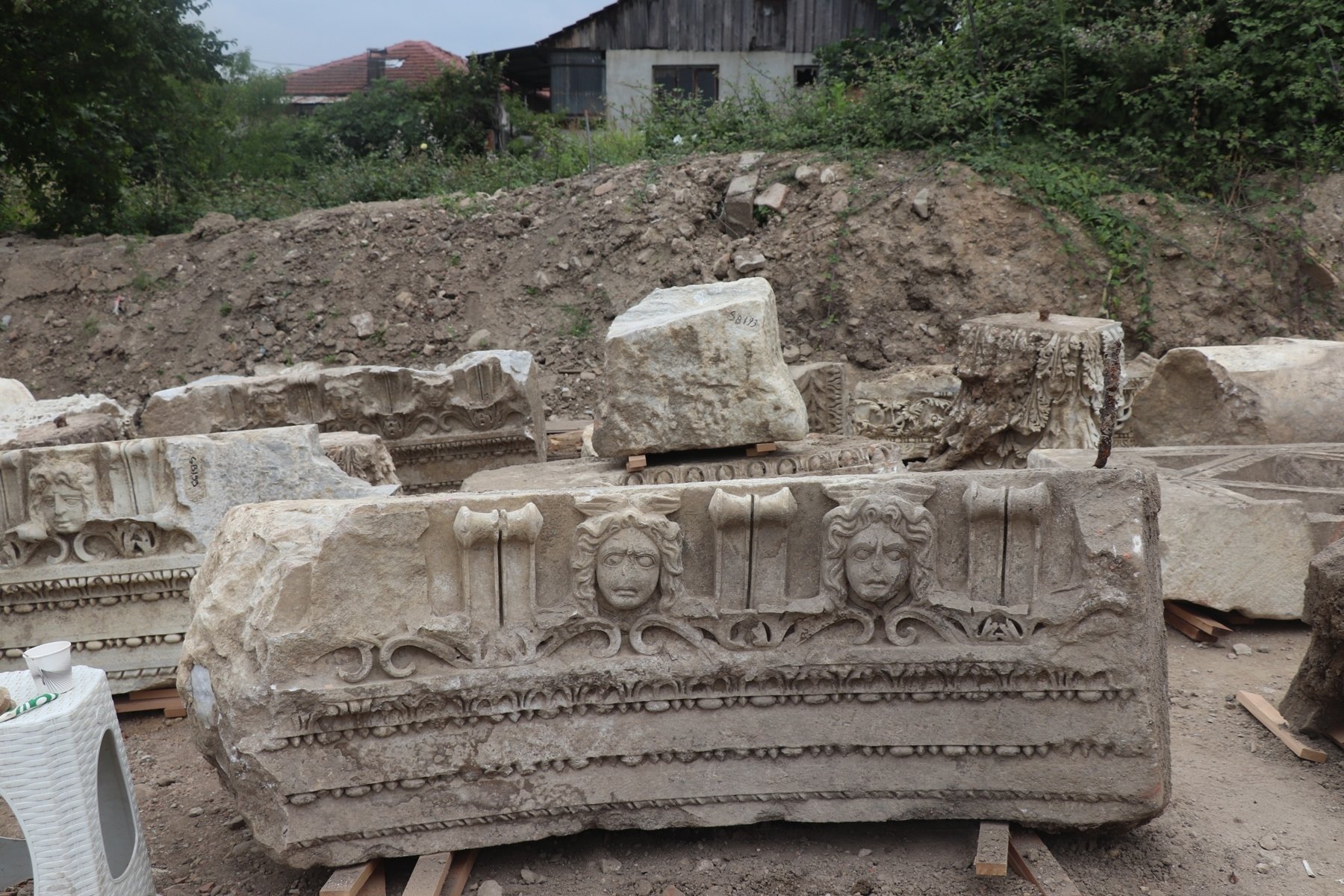 Sebuah balok marmer ditemukan di kota kuno Prusias ad Hypium, Düzce, Turki barat laut, 5 Agustus 2022. (AA) 