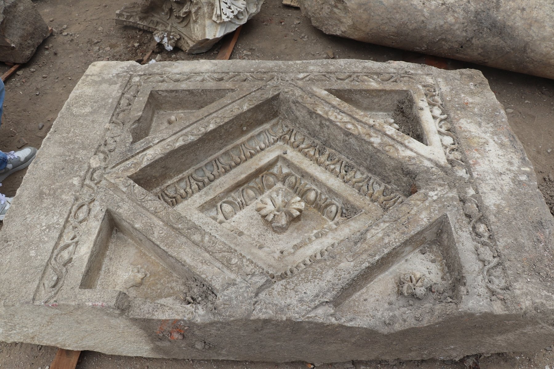 Sebuah balok marmer ditemukan di kota kuno Prusias ad Hypium, Düzce, Turki barat laut, 5 Agustus 2022. (AA) 