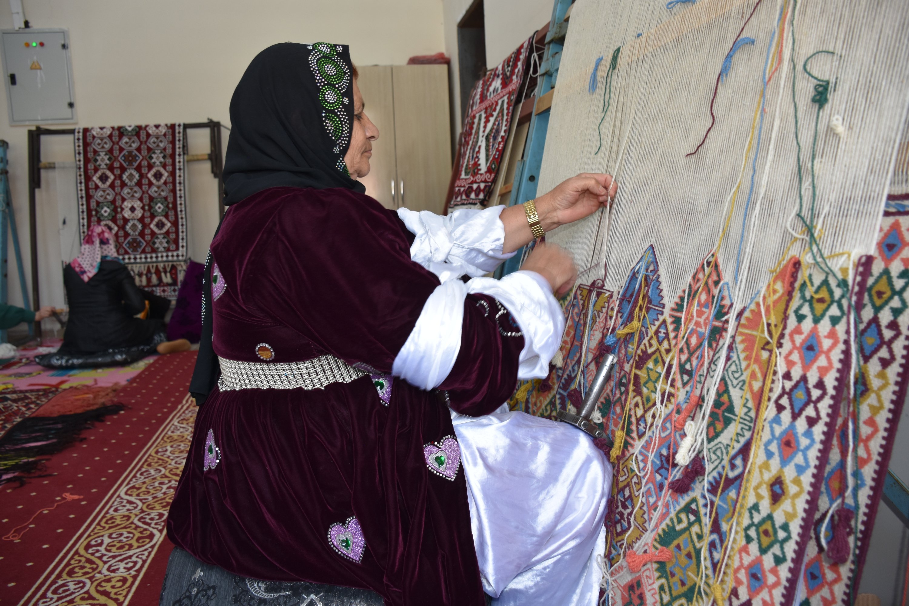 Seorang wanita menenun kilim tradisional di Van Yüzüncü Yıl University Turkish Handicrafts Research and Application Center, Hakkari, tenggara Turki, 6 Agustus 2022. (AA Photo)