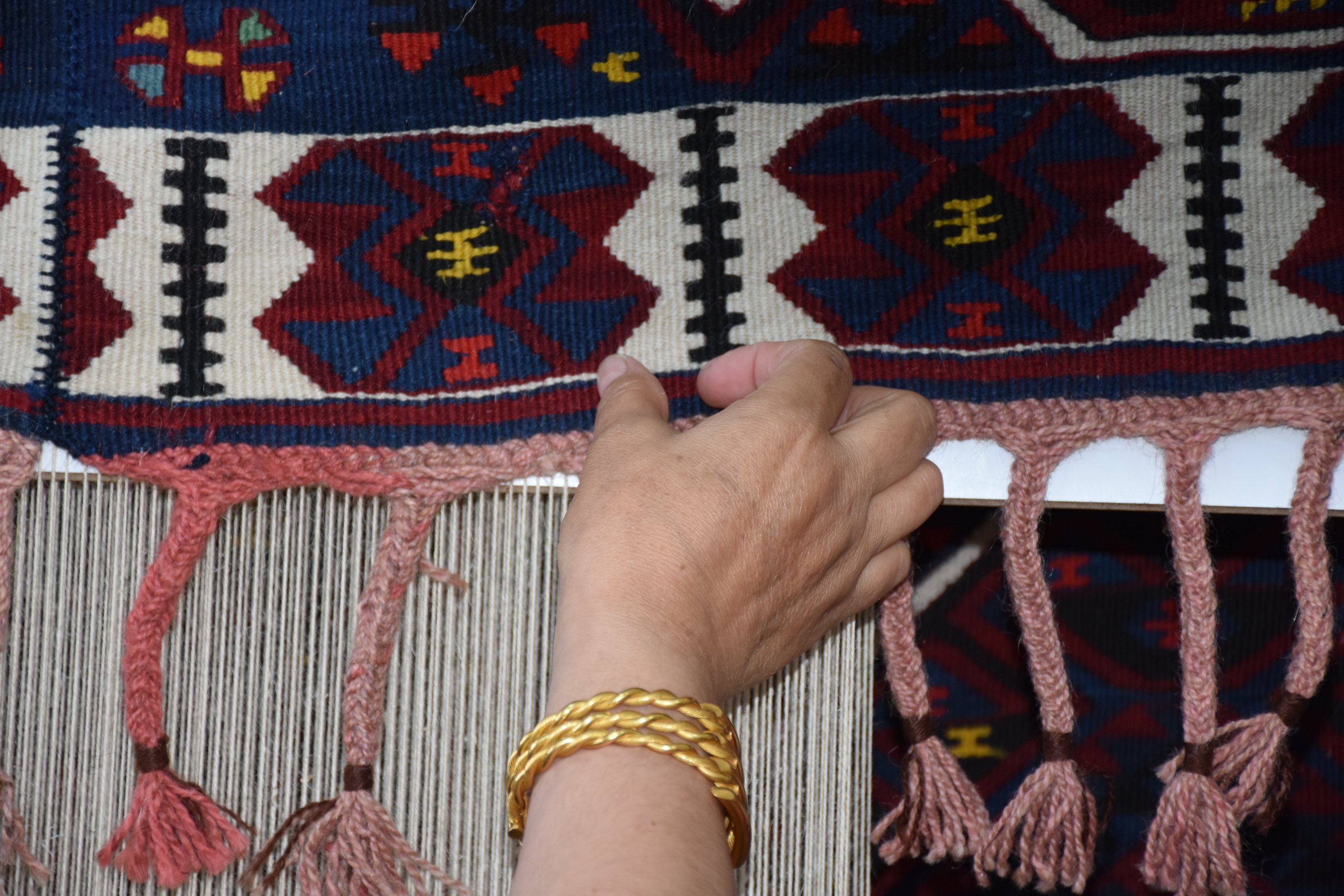 Foto close-up dari tangan seorang wanita yang menenun kilim tradisional di Pusat Penelitian dan Aplikasi Kerajinan Tangan Universitas Van Yüzüncü Yıl, Hakkari, Turki tenggara, 6 Agustus 2022. (AA Photo)