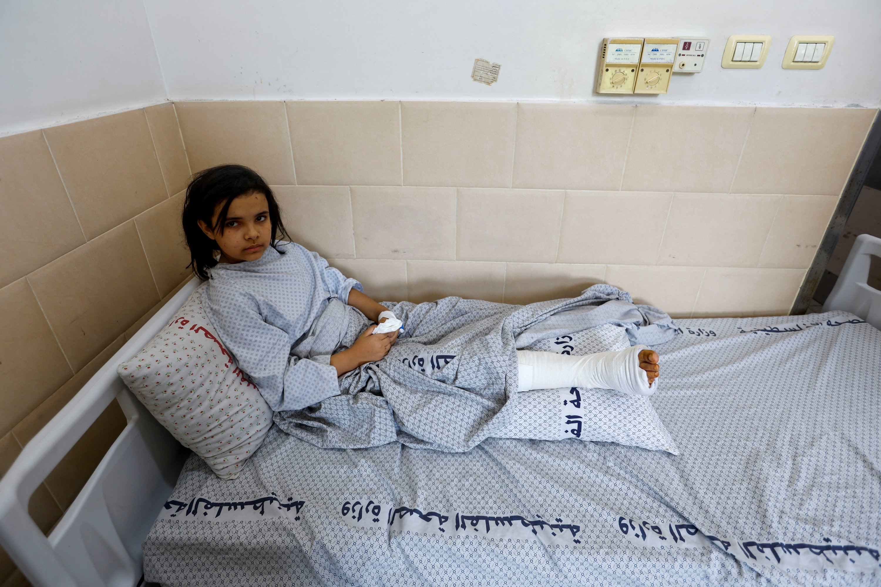 Leen Matar, seorang gadis Palestina berusia 9 tahun yang diselamatkan dari rumahnya, yang rusak dalam serangan udara Israel yang menewaskan seorang komandan senior Jihad Islam, terbaring di tempat tidur di sebuah rumah sakit di Rafah di Jalur Gaza selatan, 7 Agustus, 2022.
