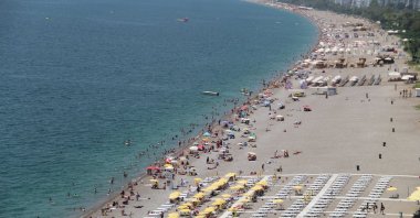 Vacationers enjoy the sea in a beach in Antalya, southern Turkey, Aug. 7, 2022. (IHA Photo)