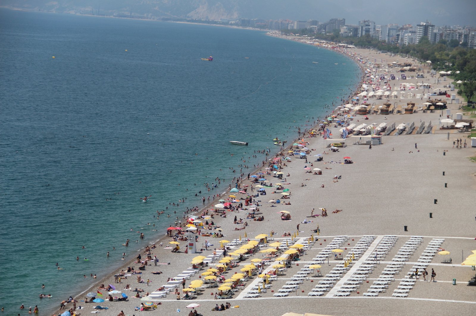 Vacationers enjoy the sea in a beach in Antalya, southern Turkey, Aug. 7, 2022. (IHA Photo)