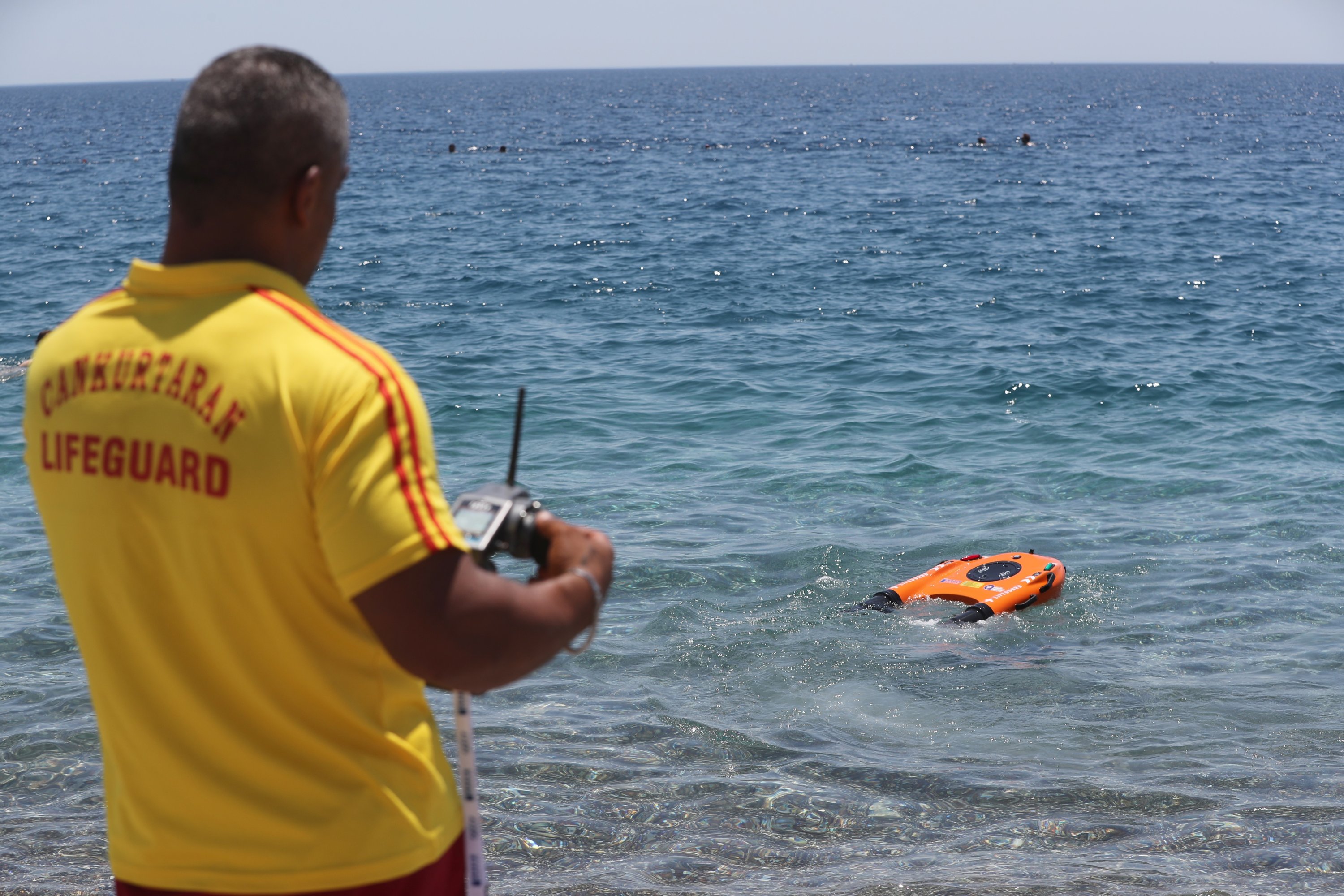 Türkiye'de 8 Ağustos 2022'de Akdeniz'in Antalya ilindeki dünyaca ünlü güzel Konyaaltı Plajı'nda insansız bir can kurtaran robot 10 kişiyi kurtarıyor.  (IHA Fotoğrafı)