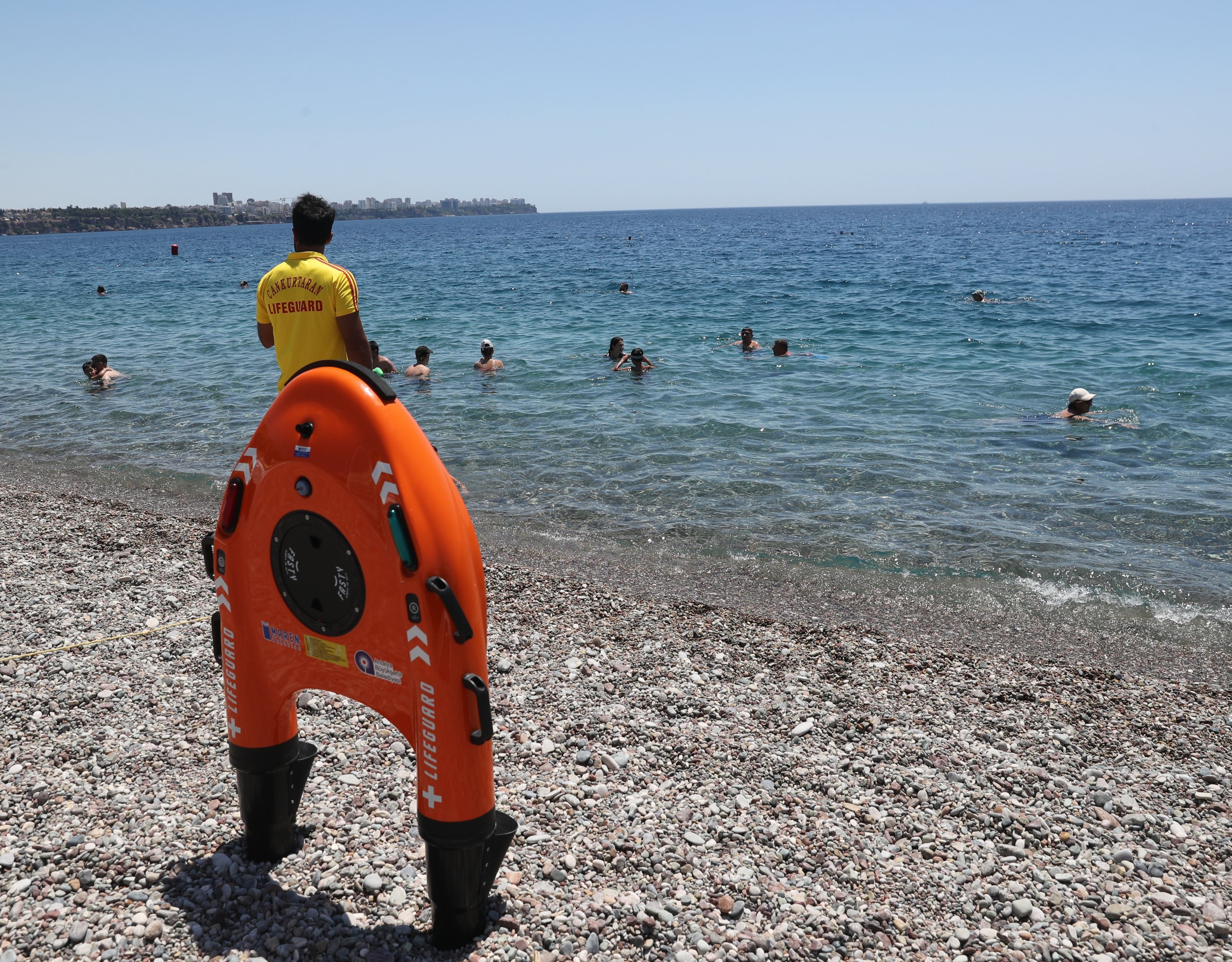 Robot penjaga pantai tak berawak yang meluncur di pantai murni yang terkenal di dunia di pantai Konyaalt di provinsi Mediterania Antalya menyelamatkan 10 orang dari tenggelam, Turki, 8 Agustus 2022. (AA Photo)