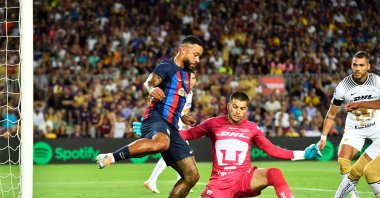 Barcelona's Memphis Depay (L) fights for the ball during a game against Pumas, in Barcelona, Spain, Aug. 7, 2022. (AFP PHOTO)