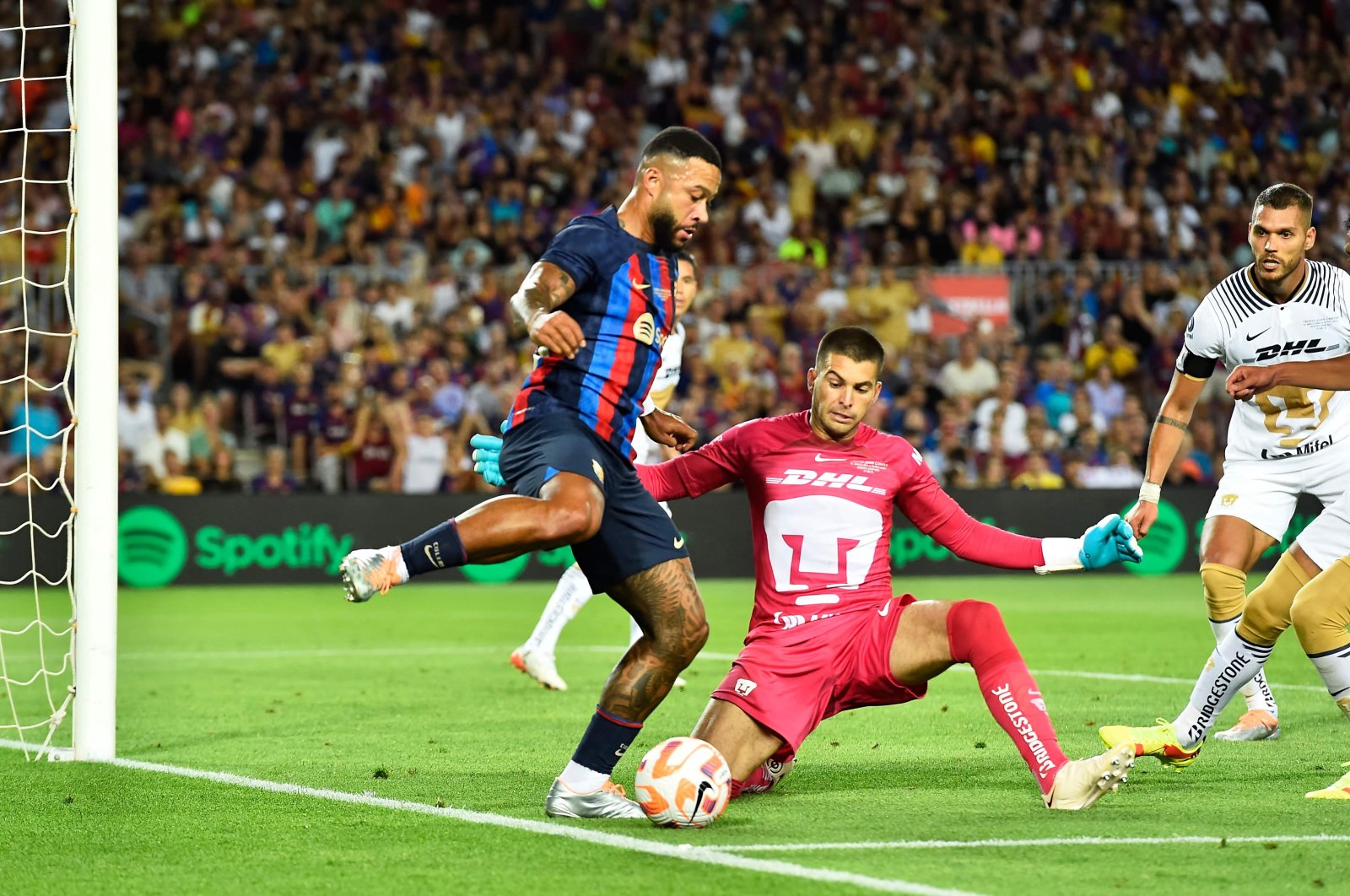 Barcelona&#039;s Memphis Depay (L) fights for the ball during a game against Pumas, in Barcelona, Spain, Aug. 7, 2022. (AFP PHOTO)