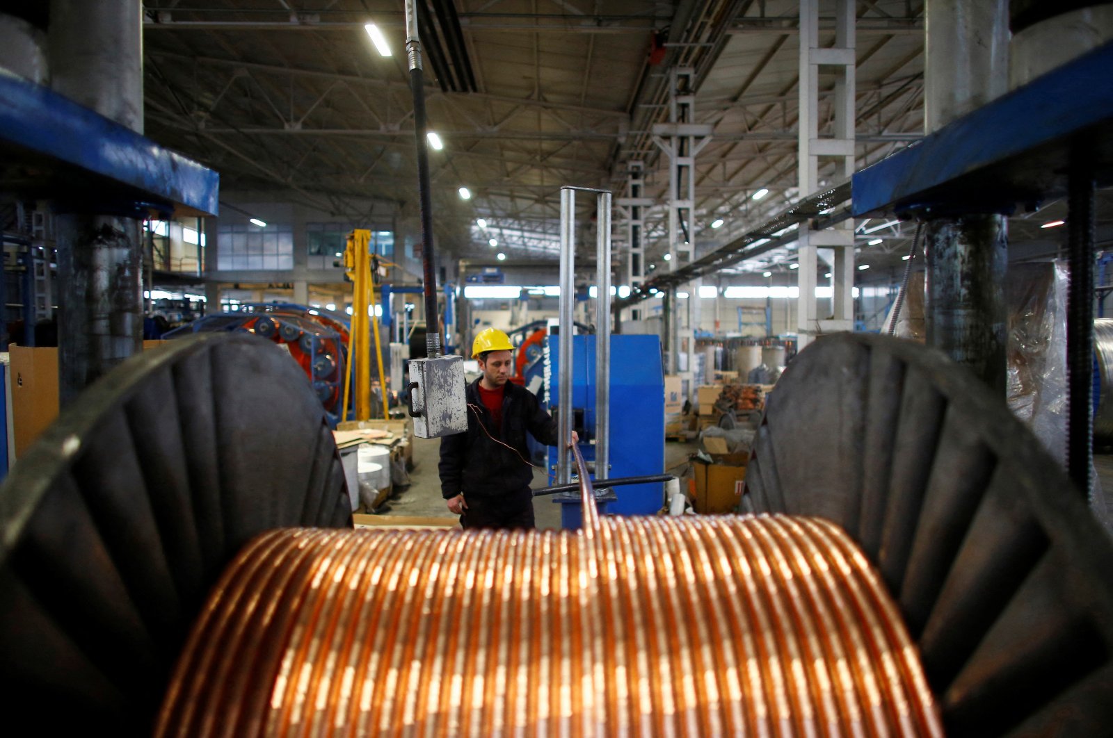 A worker checks copper cables being produced at a factory in the central Anatolian city of Kayseri, Turkey, Feb. 12, 2015. (Reuters Photo)