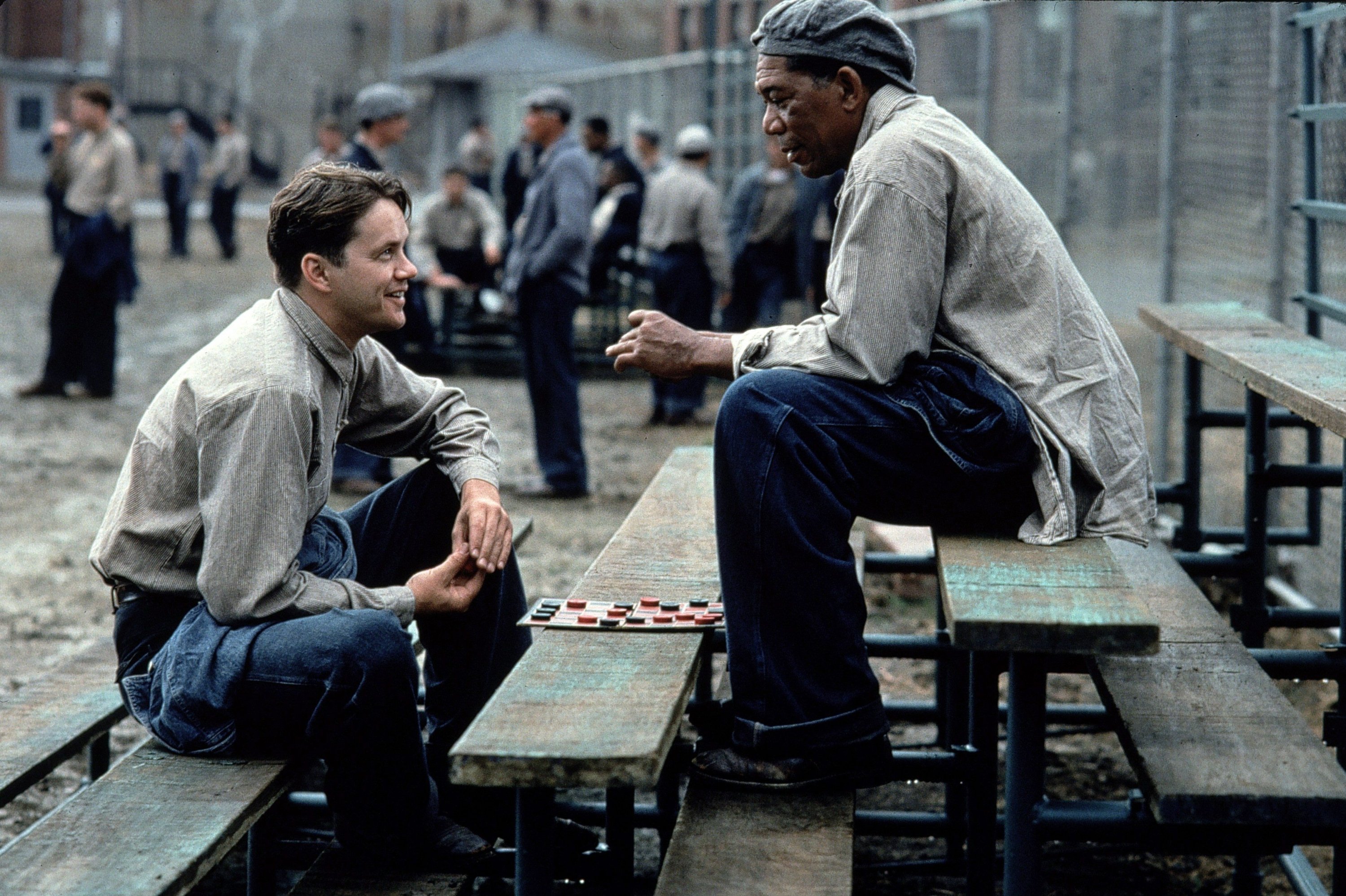 Tim Robbins (kiri) dan Morgan Freeman dalam film drama Amerika 1994 'The Shawshank Redemption.'  (Foto Arsip Sabah)