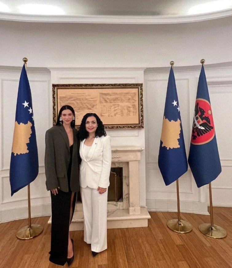 Englantilainen laulaja ja lauluntekijä Dua Lipa (L) ja Kosovon presidentti Vjosa Osmani poseeraavat tapaamisensa jälkeen Pristinassa, Kosovossa, 6. elokuuta 2022. (Instagram / @dualipa)