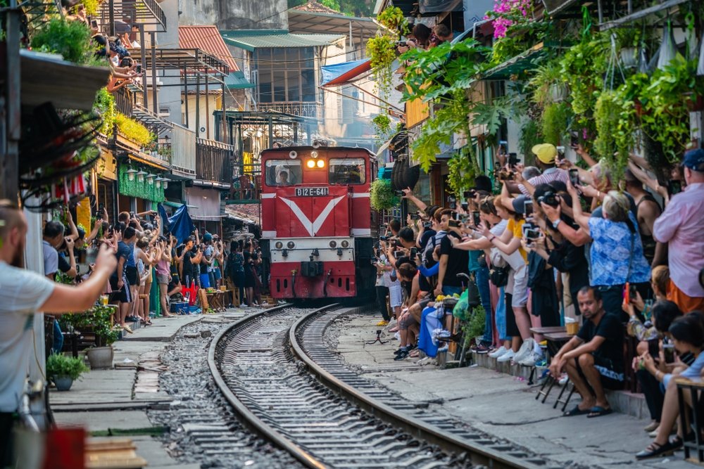 Pemandangan kereta api yang melewati jalan sempit di Hanoi Old Quarter, Hanoi, Vietnam, 6 Oktober 2019. (Foto Shutterstock)