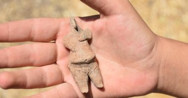 The 7,800-year-old female figurine found in Ulucak Mound, Izmir, Türkiye, Aug. 8, 2022. (DHA)