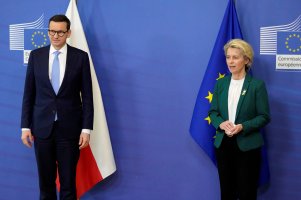 FILE PHOTO: European Commission President Ursula von der Leyen poses with Poland's Prime Minister Mateusz Morawiecki prior to a meeting at EU headquarters in Brussels, Belgium, March 1, 2022. (REUTERS/File Photo)