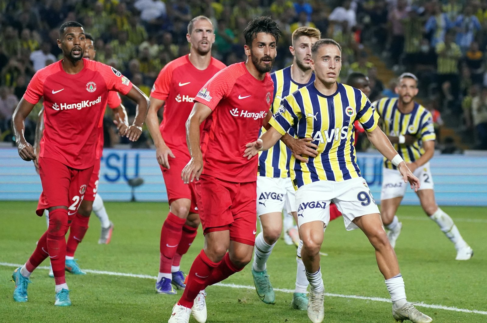Fenerbahçe and Ümraniyespor players in action during a Süper Lig match, Aug. 9, 2022. (IHA Photo)