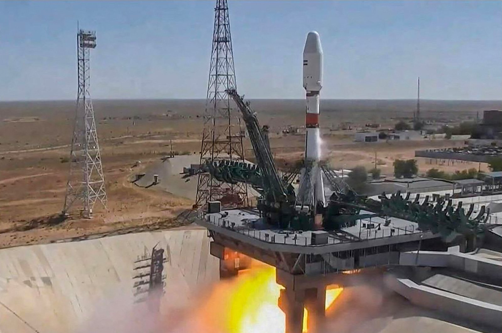 This handout video grab taken and released on Aug. 9, 2022, by the Russian Space Agency Roscosmos shows the Soyuz-2.1b rocket carrying the Khayyam satellite blasting off from a launchpad at the Baikonur Cosmodrome. An Iranian satellite launched by Russia blasted off from Kazakhstan early on Aug. 9, 2022,  and went into orbit amid controversy that Moscow might use it to improve its surveillance of military targets in Ukraine. (AFP Photo)