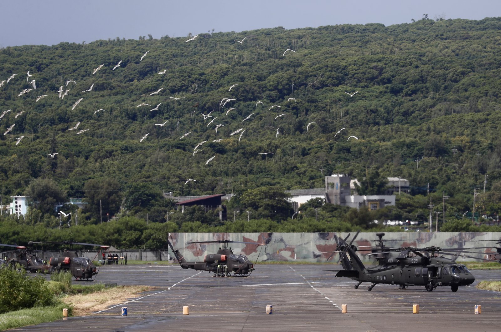 Taiwanese military UH-60 Black Hawk and AH-1W helicopters prepare for takeoff during a live-fire drill in Pingtung, Taiwan, Aug. 9, 2022. (EPA Photo)