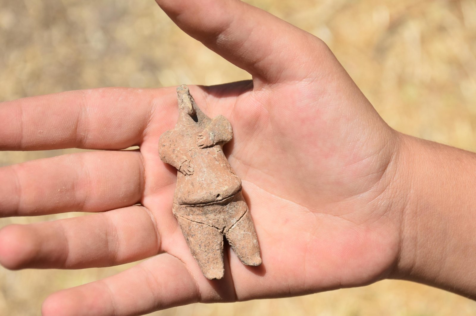 The 7,800-year-old female figurine found in Ulucak Mound, Izmir, Türkiye, Aug. 8, 2022. (DHA)