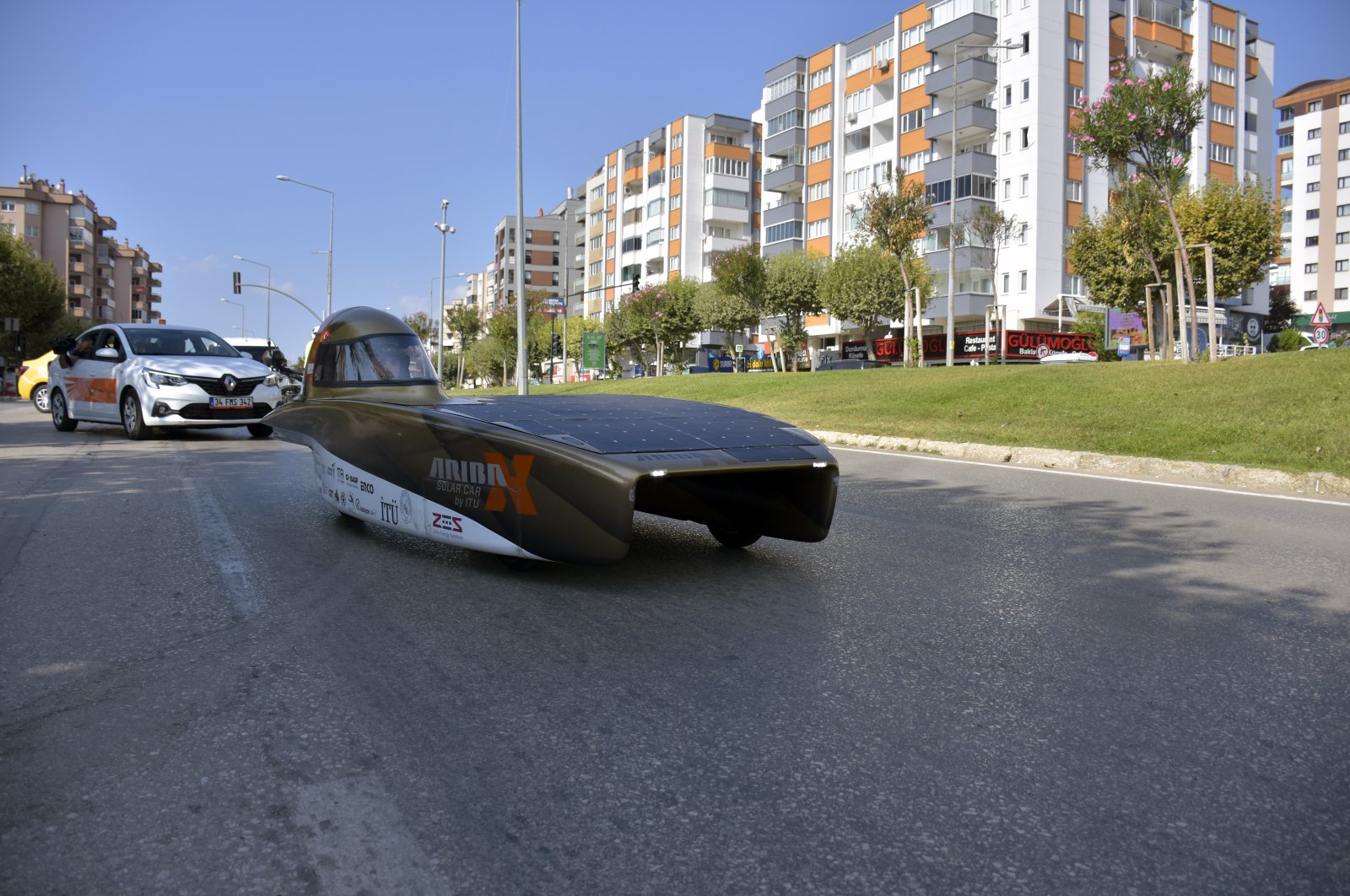 Kendaraan Turki bertenaga surya memasuki jalan untuk tur nasional