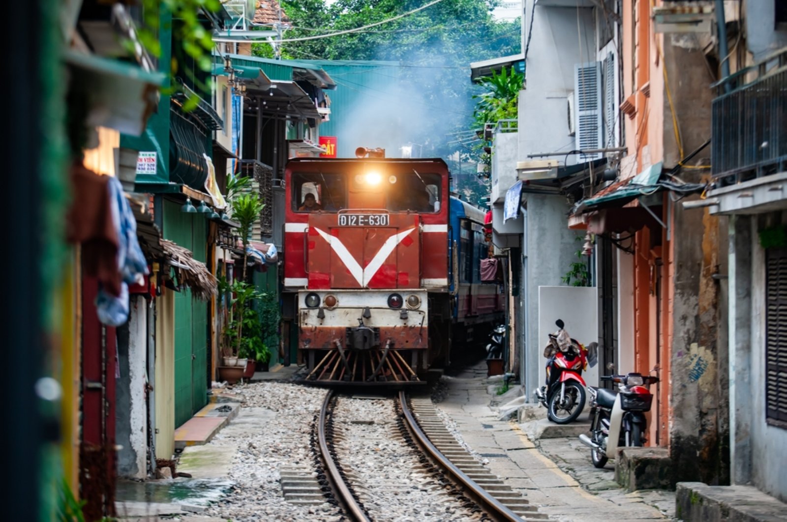 Jalur kereta melewati jalan sempit Hanoi Vietnam