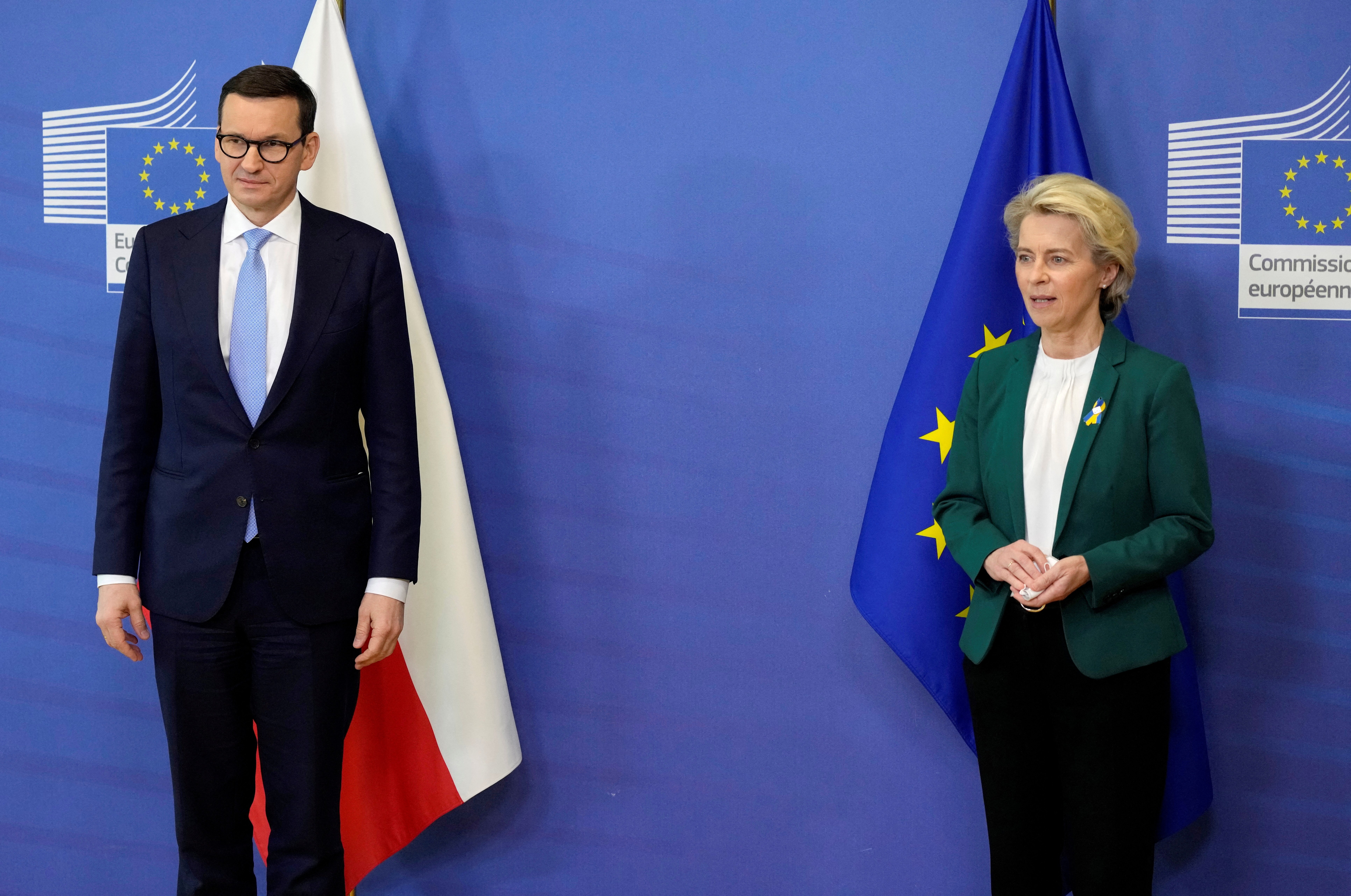 FILE PHOTO: European Commission President Ursula von der Leyen poses with Poland&#039;s Prime Minister Mateusz Morawiecki prior to a meeting at EU headquarters in Brussels, Belgium, March 1, 2022. (REUTERS/File Photo)