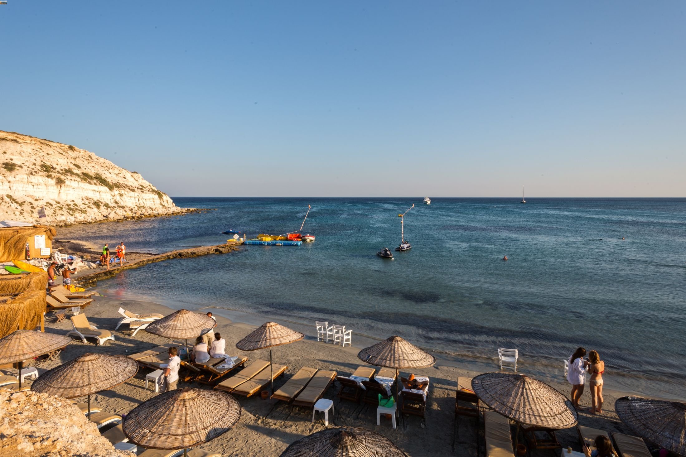 A little lesser-known side of Türkiye’s southern Aegean coast is the very hip destinations that harbor lively beach clubs, where you can chill out and lounge in style. (Shutterstock Photo)