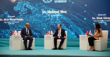 Trade Minister Mehmet Muş (C) during the third Turkey Export Mobilization summit, organized by Turkuvaz Media Group, in Kayseri, central Türkiye, Aug. 10, 2022. (AA Photo)