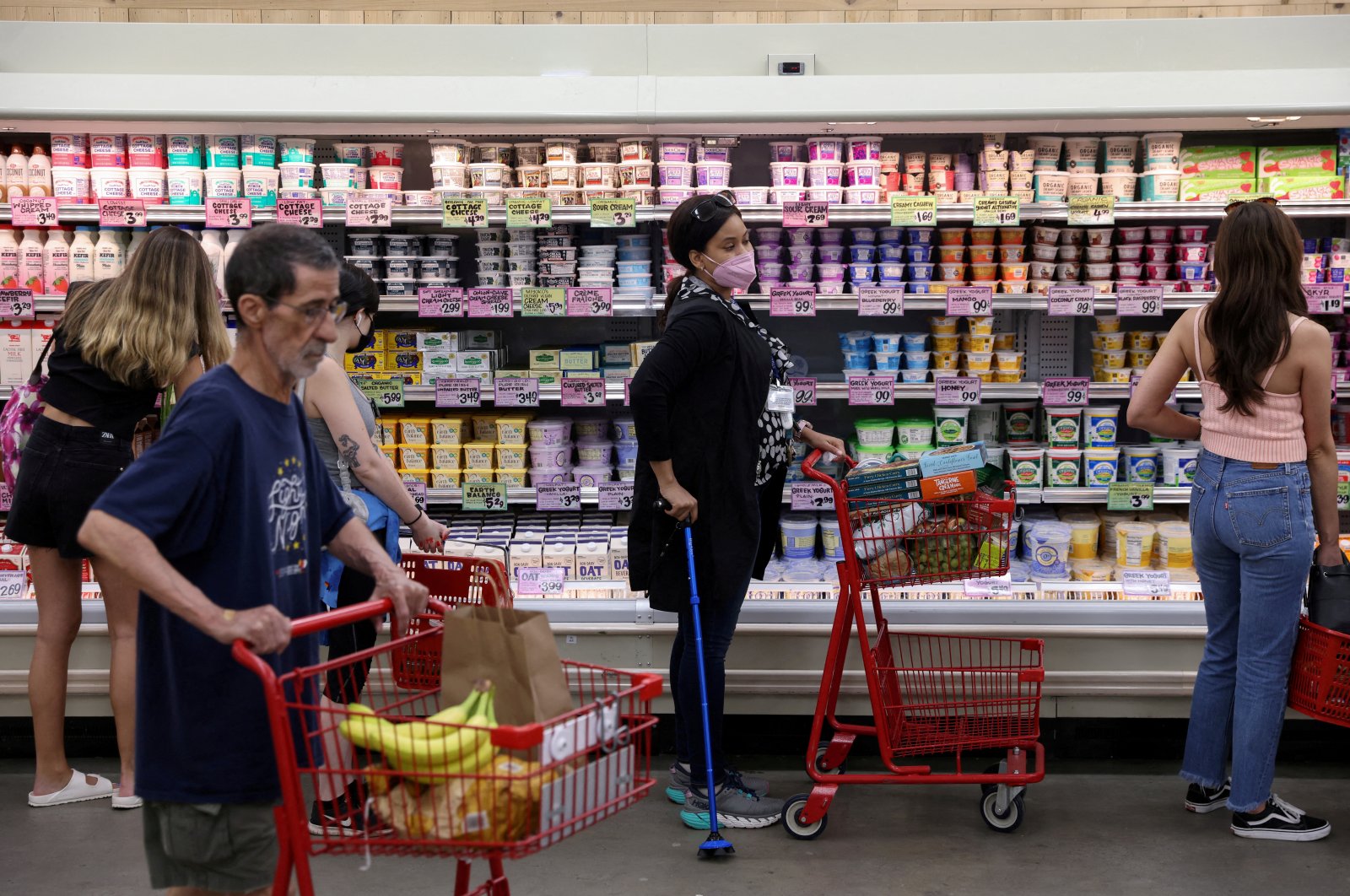 People shop in a supermarket in Manhattan, New York City, U.S., June 10, 2022. (Reutes Photo)