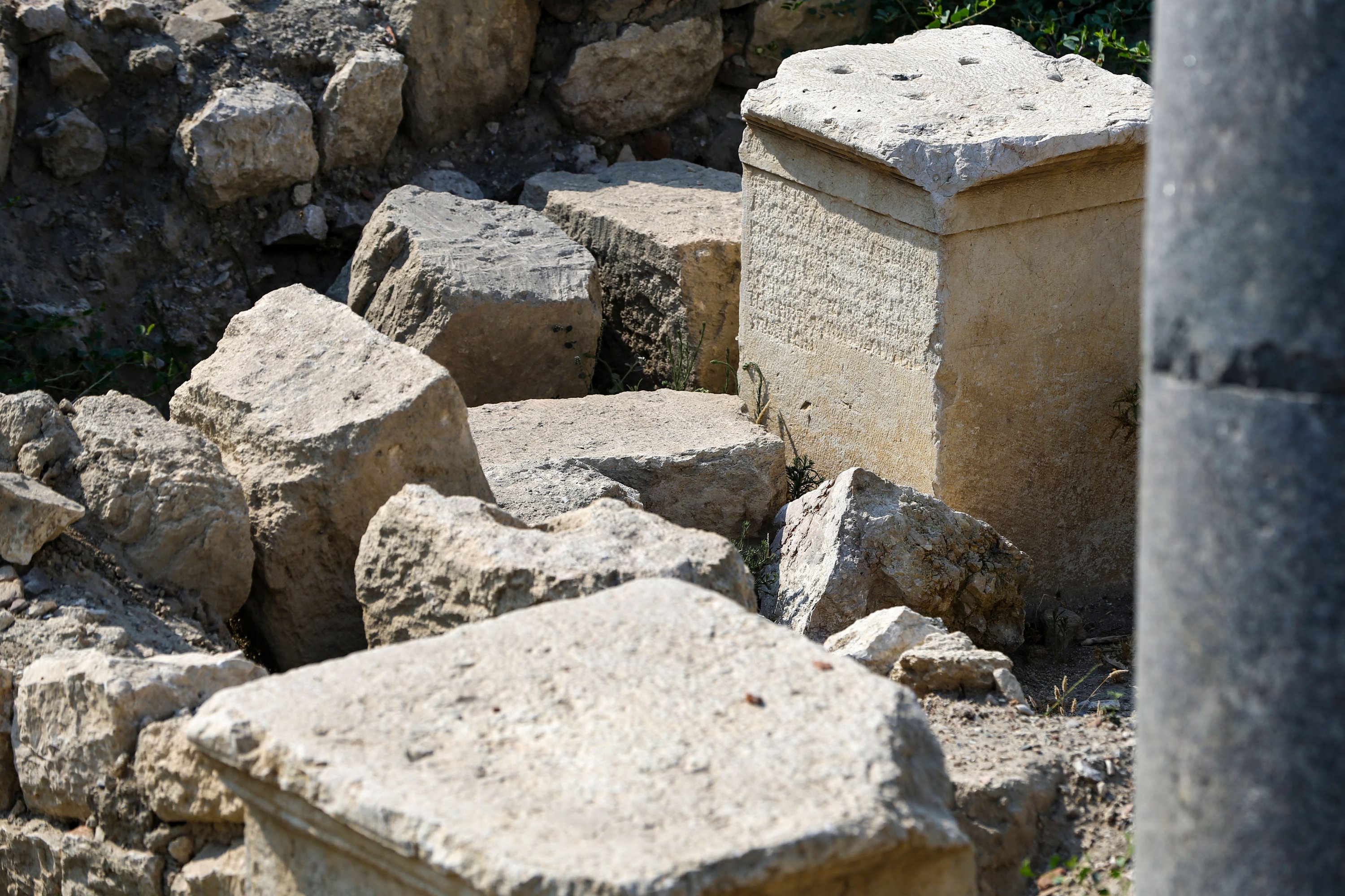 Para arkeolog menemukan makam gladiator langka di kota kuno Anavarza di provinsi Adana selatan Türkiye, 8 Agustus 2022. (AA Photo)