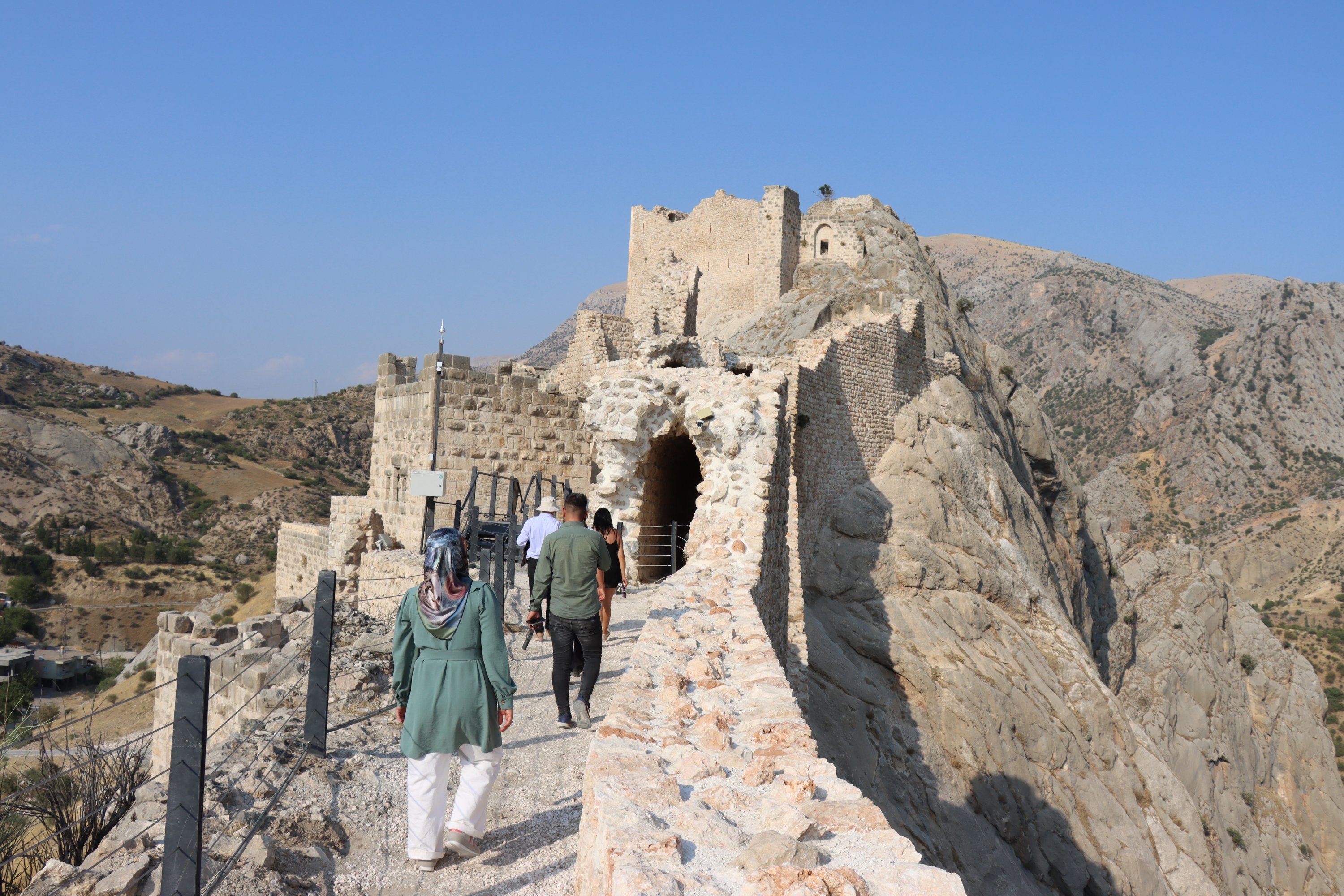 Pengunjung berjalan menuju Kastil Kahta, Adıyaman, tenggara Türkiye, 8 Agustus 2022. (AA) 