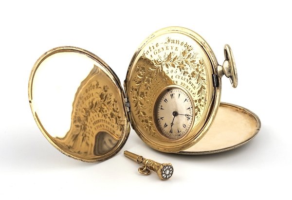 A gold bejeweled pocket watch of Sultan Abdülhamid II will be auctioned off by Arthill Museology &amp; Collecting. (Courtesy of Arthill)