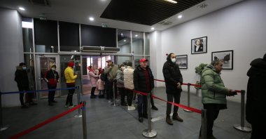 People evacuated from Ukraine arrive at the Kapıkule border gate, Edirne, northwestern Türkiye, March 2, 2022. (AA Photo)
