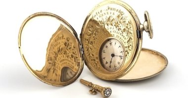 A gold bejeweled pocket watch of Sultan Abdülhamid II will be auctioned off by Arthill Museology &amp; Collecting. (Courtesy of Arthill)