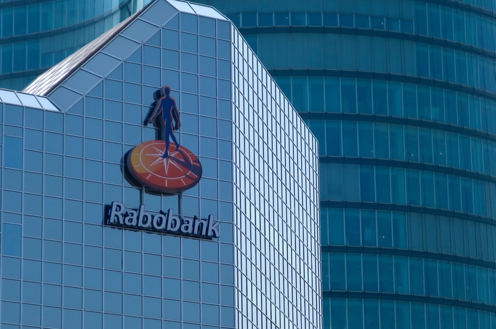 Winst Nederlandse geldschieter Rabobank daalt door opnames uit Rusland