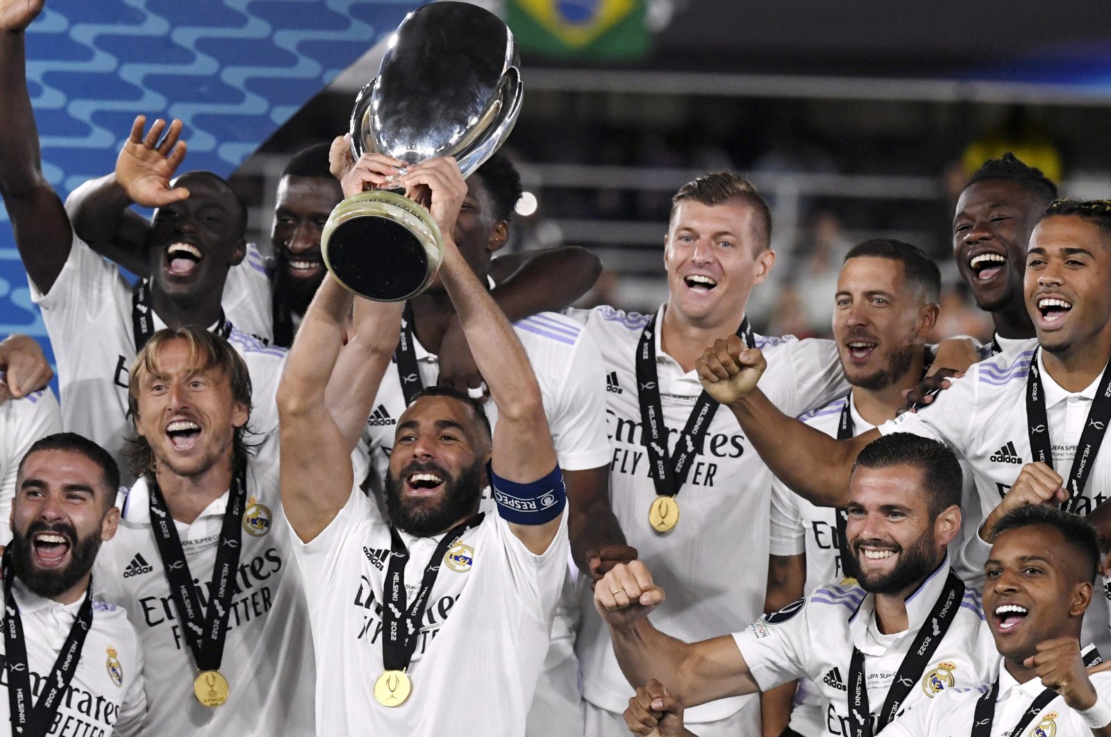 Real Madrid&#039;s Karim Benzema lifts the trophy as he celebrates with teammates after winning the European Super Cup, Helsinki, Finland, Aug. 10, 2022. (Reuters Photo)