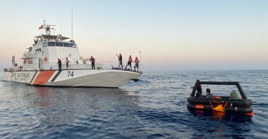The coast guard rescues five irregular migrants off Aydın province&#039;s Didim district, Aug.11, 2022 (AA Photo) 